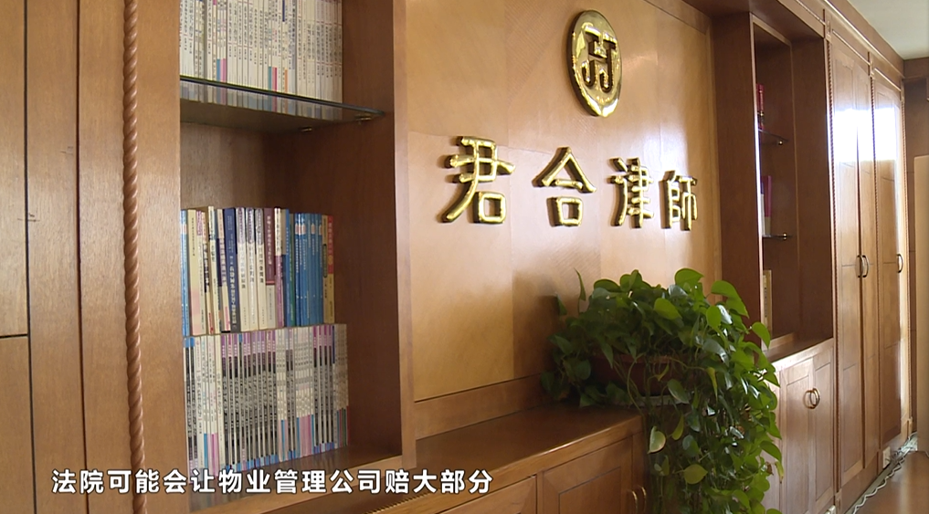 车辆停放在小区未付费被损坏，物业该不该赔？