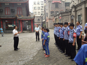 我所郑书宏副主任慰问春熙路街道办环卫工人和城管人员